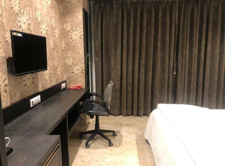 Virat Ambe Sports Club Hotel Ulhasnagar Bagian luar foto